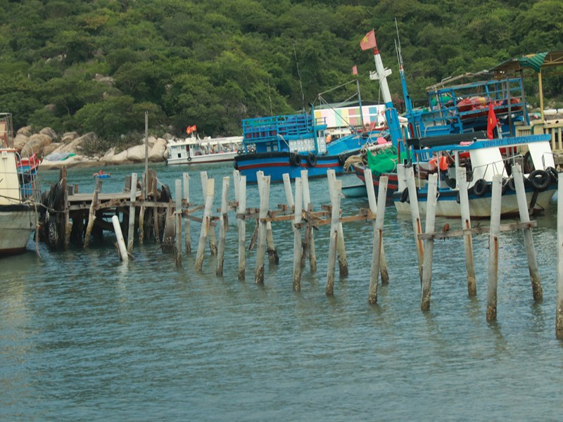 Ninh Thuận: Tháo bỏ cầu gỗ du lịch không an toàn trên vịnh Vĩnh Hy - Anh 1