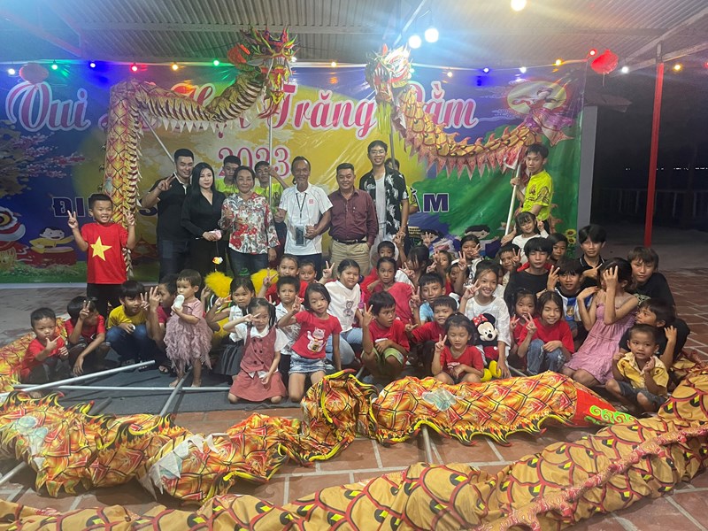 Khánh Hòa: Đưa Tết Trung thu đến với trẻ em nghèo thôn đảo Điệp Sơn - Anh 1