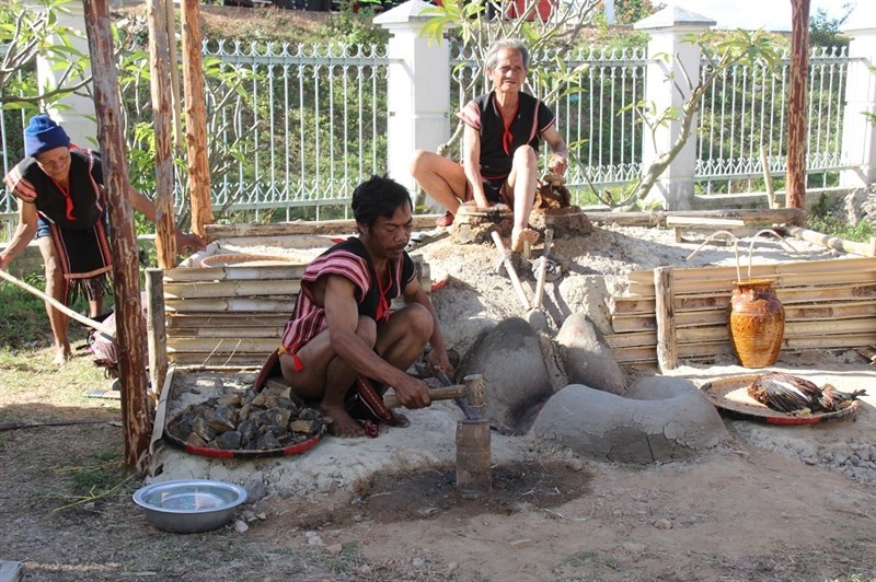 Phát triển nghề rèn vùng đồng bào các DTTS Tây Nguyên - Anh 1