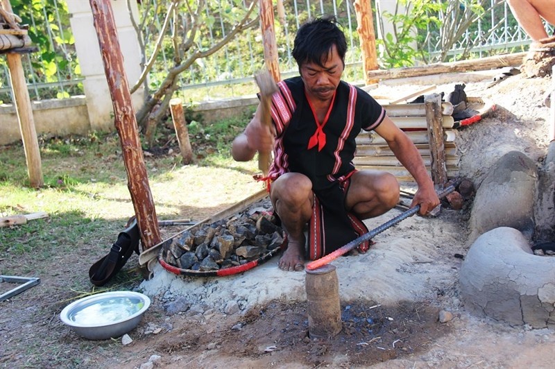 Phát triển nghề rèn vùng đồng bào các DTTS Tây Nguyên - Anh 2