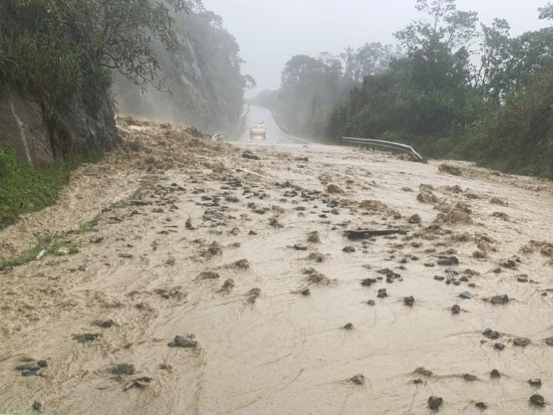 Khánh Hòa: Mưa lớn gây sạt lở đèo Khánh Lê, nhiều địa phương ngập sâu trong nước - Anh 1