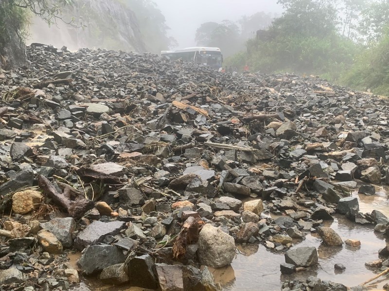 Khánh Hòa: Mưa lớn gây sạt lở đèo Khánh Lê, nhiều địa phương ngập sâu trong nước - Anh 2