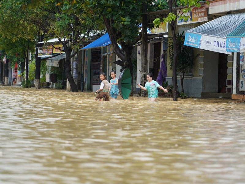 Khánh Hòa: Mưa lớn gây sạt lở đèo Khánh Lê, nhiều địa phương ngập sâu trong nước - Anh 3