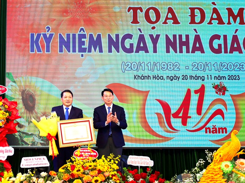 Trường Cao đẳng Du lịch Nha Trang đón nhận Bằng khen của Thủ tướng Chính phủ - Anh 1
