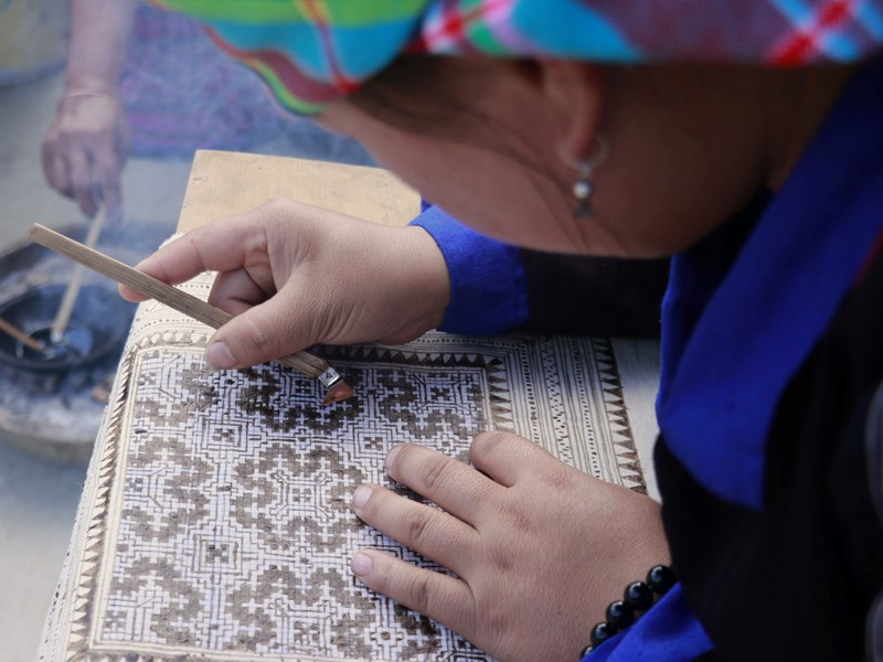 Những “họa sĩ bản làng” với nghệ thuật dùng sáp ong tạo hoa văn trên vải - Anh 2