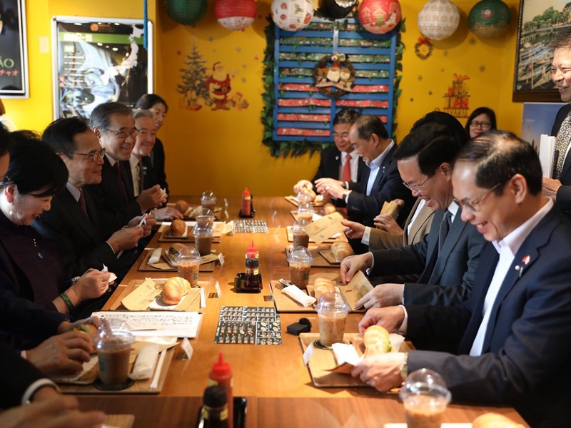 Chủ tịch nước Võ Văn Thưởng cùng phu nhân và Thống đốc Tokyo thưởng thức bánh mì Việt Nam - Anh 1
