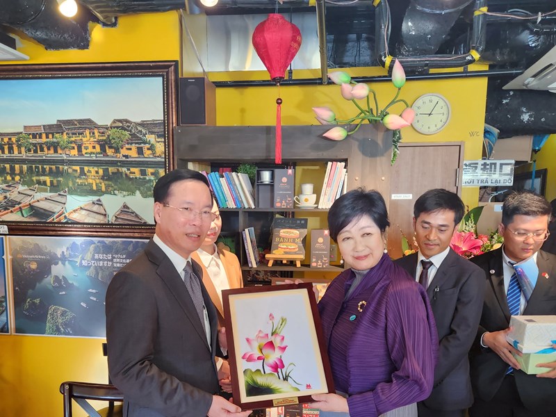 Chủ tịch nước Võ Văn Thưởng cùng phu nhân và Thống đốc Tokyo thưởng thức bánh mì Việt Nam - Anh 2