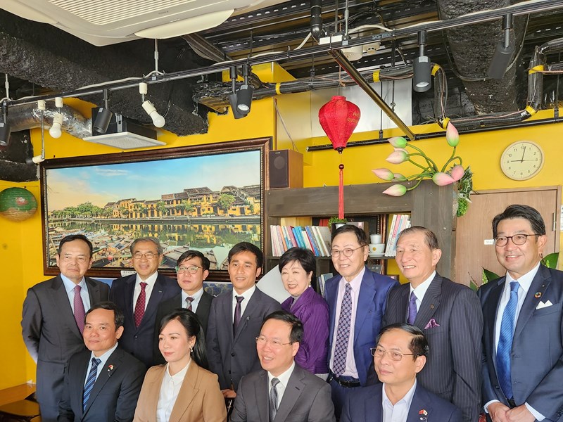 Chủ tịch nước Võ Văn Thưởng cùng phu nhân và Thống đốc Tokyo thưởng thức bánh mì Việt Nam - Anh 3