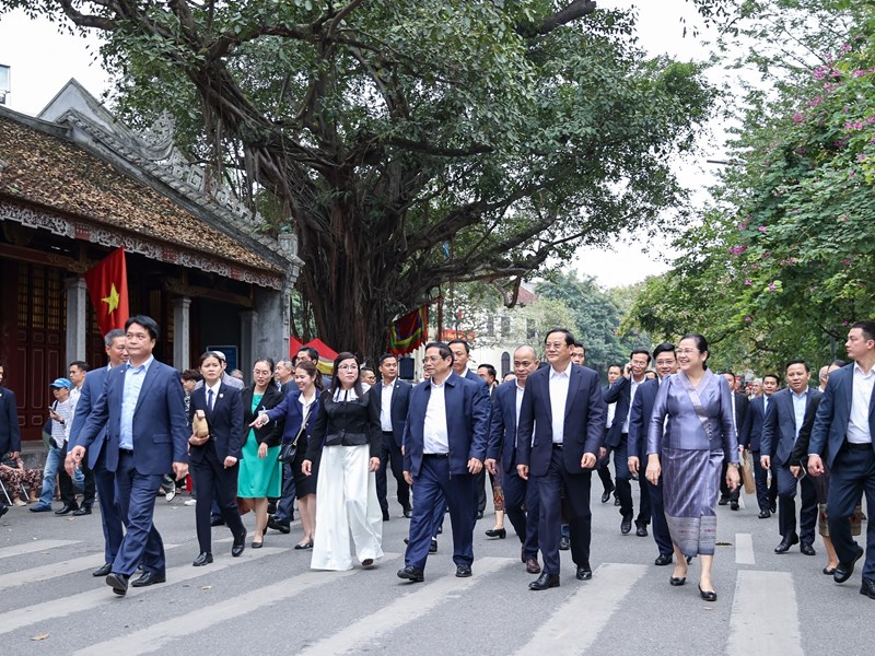 Thủ tướng Việt Nam – Lào và hai phu nhân thăm Di tích quốc gia đặc biệt hồ Hoàn Kiếm và đền Ngọc Sơn - Anh 5