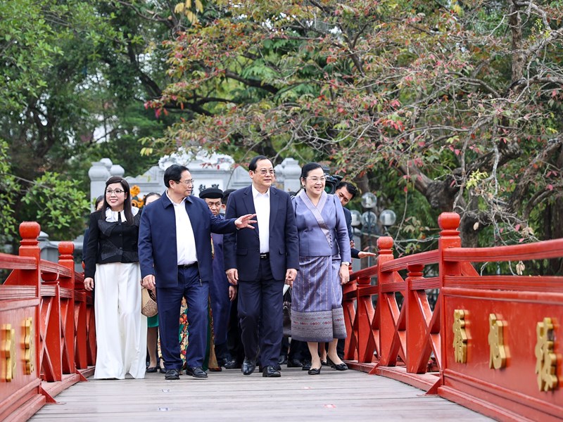 Thủ tướng Việt Nam – Lào và hai phu nhân thăm Di tích quốc gia đặc biệt hồ Hoàn Kiếm và đền Ngọc Sơn - Anh 1