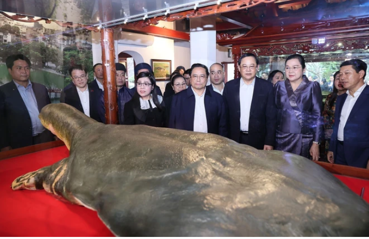Thủ tướng Việt Nam – Lào và hai phu nhân thăm Di tích quốc gia đặc biệt hồ Hoàn Kiếm và đền Ngọc Sơn - Anh 2