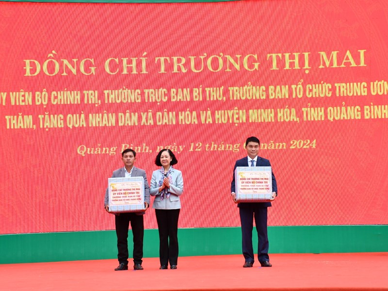 Thường trực Ban Bí thư Trương Thị Mai thăm, tặng quà Tết đồng bào ở biên giới tỉnh Quảng Bình - Anh 1