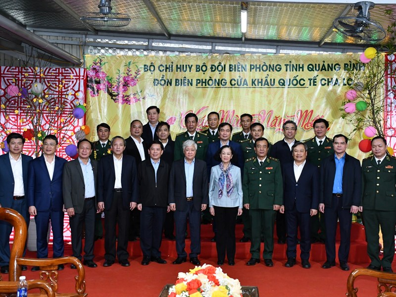 Thường trực Ban Bí thư Trương Thị Mai thăm, tặng quà Tết đồng bào ở biên giới tỉnh Quảng Bình - Anh 5
