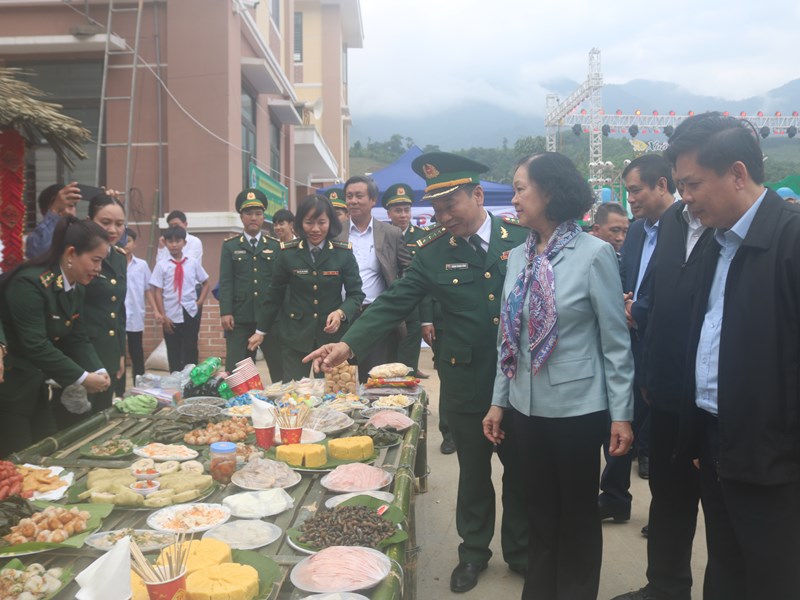 Thường trực Ban Bí thư Trương Thị Mai thăm, tặng quà Tết đồng bào ở biên giới tỉnh Quảng Bình - Anh 3
