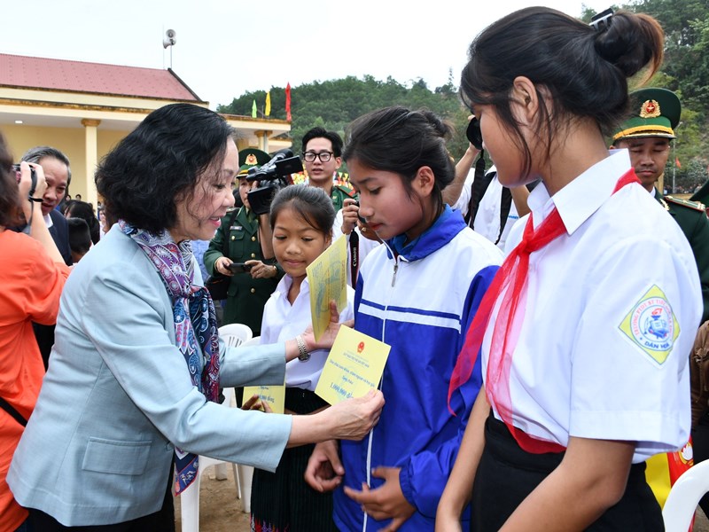 Thường trực Ban Bí thư Trương Thị Mai thăm, tặng quà Tết đồng bào ở biên giới tỉnh Quảng Bình - Anh 4