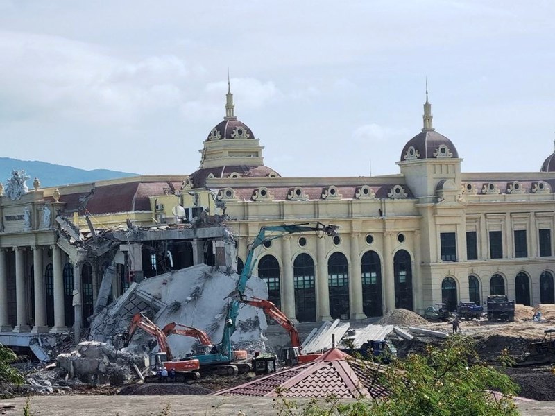 Ngọn tháp của một công trình trong vịnh Nha Trang bất ngờ đổ sập - Anh 1
