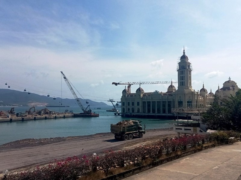 Ngọn tháp của một công trình trong vịnh Nha Trang bất ngờ đổ sập - Anh 2