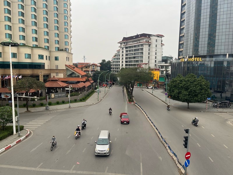 Đường phố Hà Nội vắng vẻ trong sáng mùng 1 Tết Giáp Thìn - Anh 2