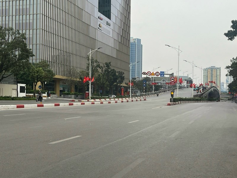 Đường phố Hà Nội vắng vẻ trong sáng mùng 1 Tết Giáp Thìn - Anh 6