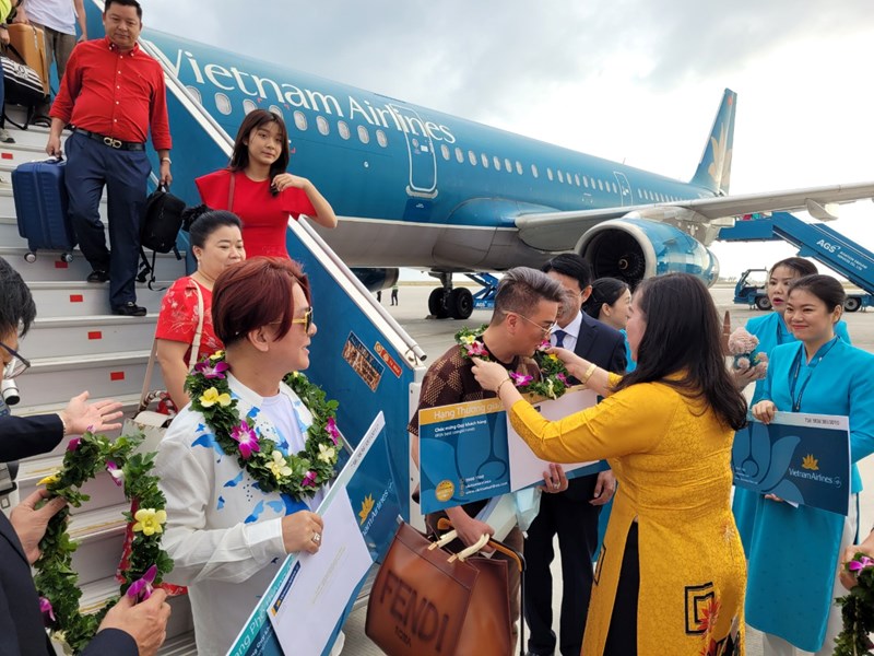 Khánh Hòa: Đón 130 du khách đầu tiên “xông đất” năm mới - Anh 2