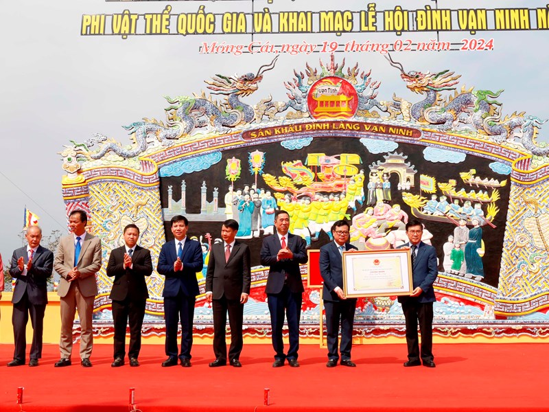 Quảng Ninh đón nhận Di sản văn hóa phi vật thể quốc gia và khai mạc Lễ hội đình Vạn Ninh - Anh 1