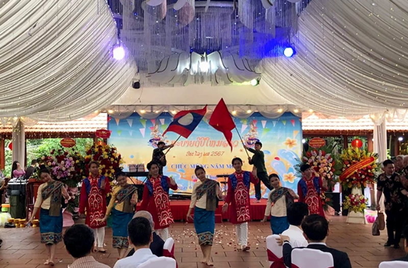 Đại sứ quán Lào tổ chức đón Tết cổ truyền Bunpimay tại Hà Nội - Anh 4