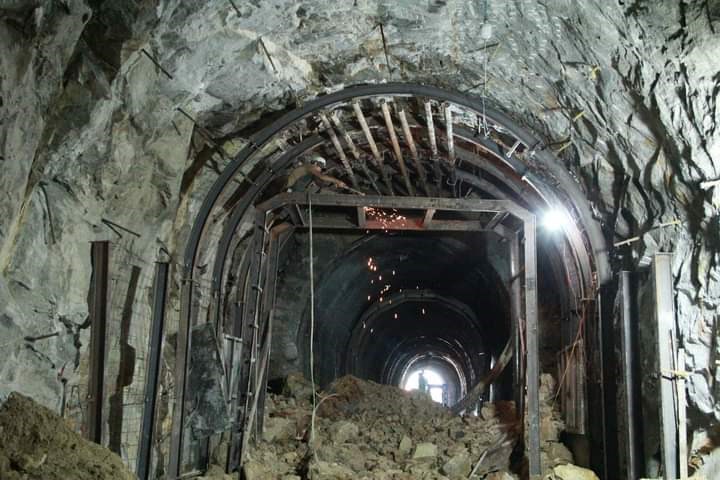 Sự cố sạt lở tại hầm đường sắt Đèo Cả: Chuyển tải và hỗ trợ tối đa cho khách tiếp tục hành trình - Anh 2