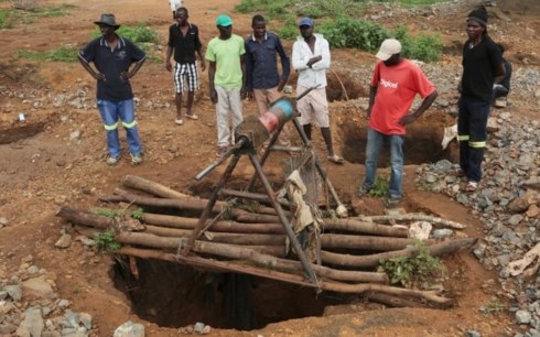 Giải cứu thợ mỏ mắc kẹt ở Zimbabwe: Không còn nhiều hy vọng sống sót - Anh 1
