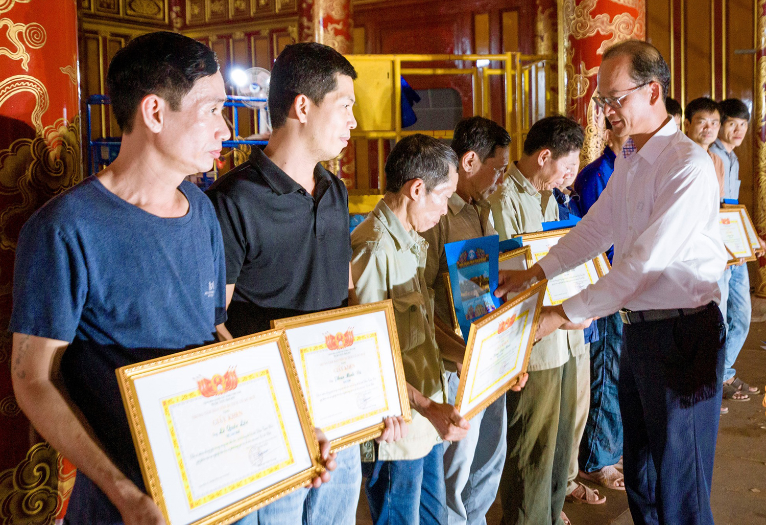 Recompensando artesãos que fizeram muitas contribuições para a restauração do Palácio Thai Hoa - foto 1