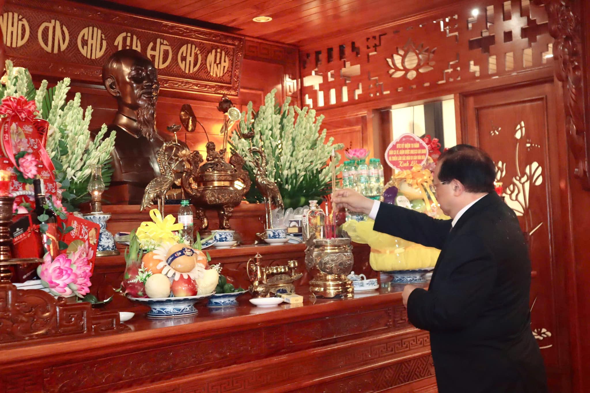 ដាក់ផ្កា និងធូបរំលឹកវិញ្ញាណក្ខន្ធលោកប្រធានហូជីមិញ - រូបថតទី ២