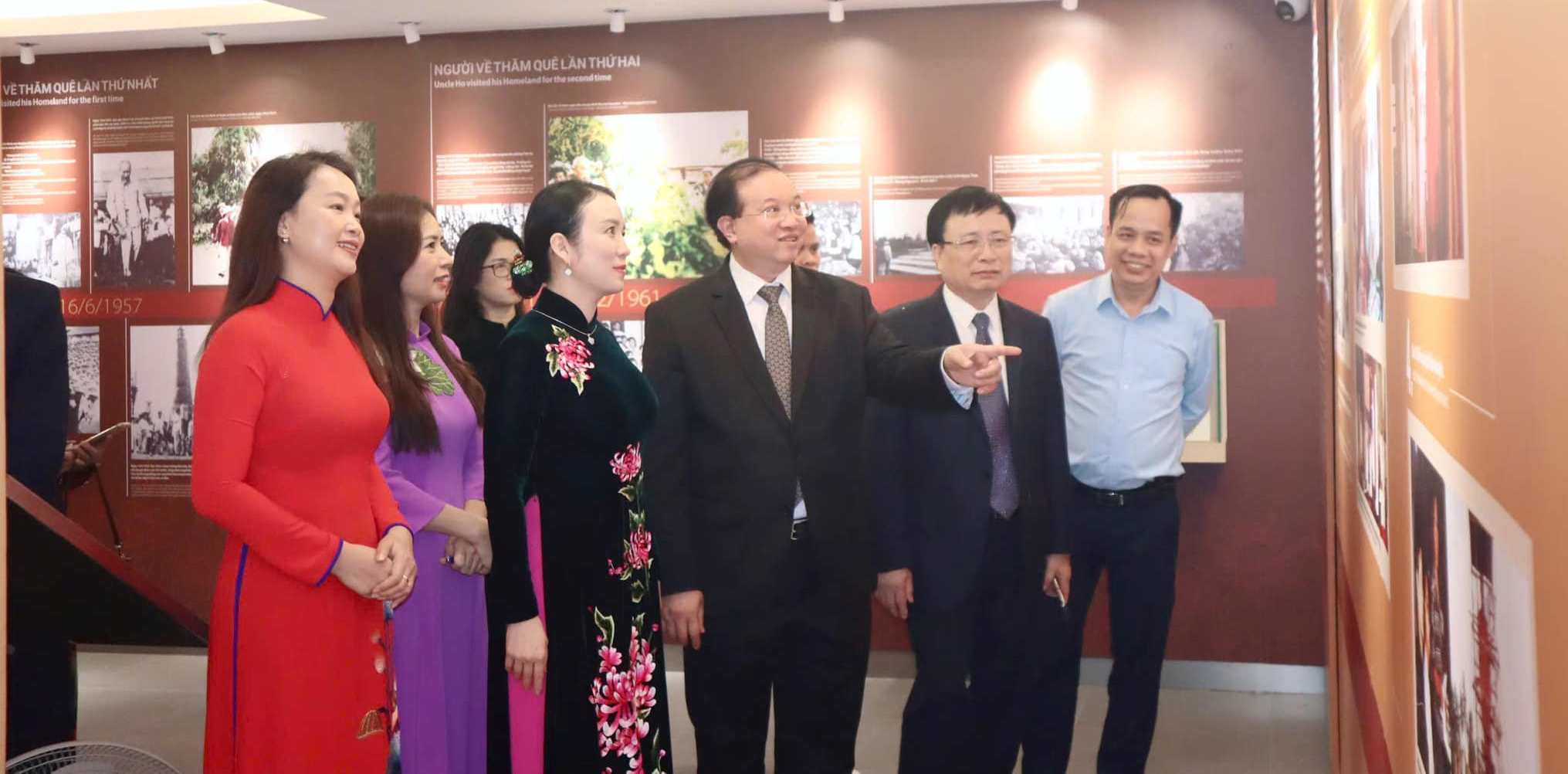 ដាក់ផ្កា និងធូបរំលឹកវិញ្ញាណក្ខន្ធលោកប្រធានហូជីមិញ - រូបថតទី៣