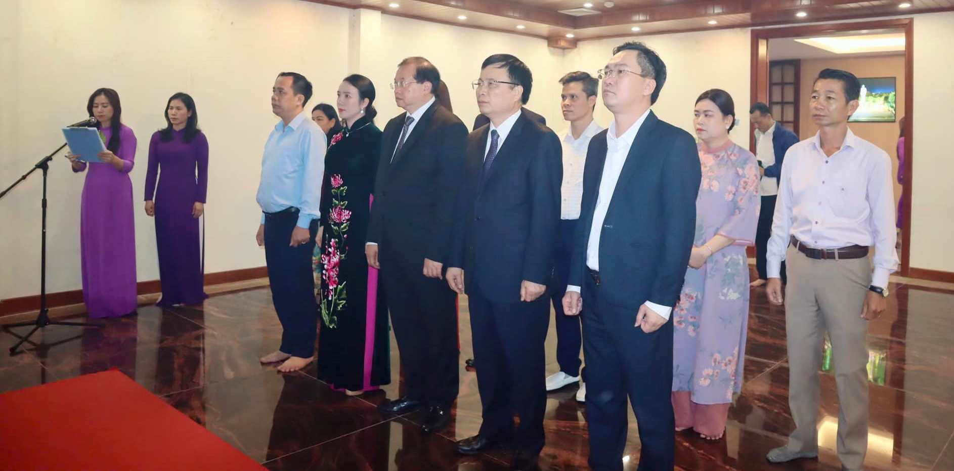 ដាក់ផ្កា និងធូបរំលឹកវិញ្ញាណក្ខន្ធលោកប្រធានហូជីមិញ - រូបថតទី ១