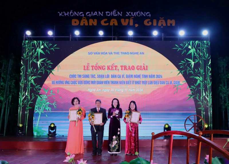 Reenacting the Vi and Giam folk song performance space at Ho Chi Minh Square - photo 3