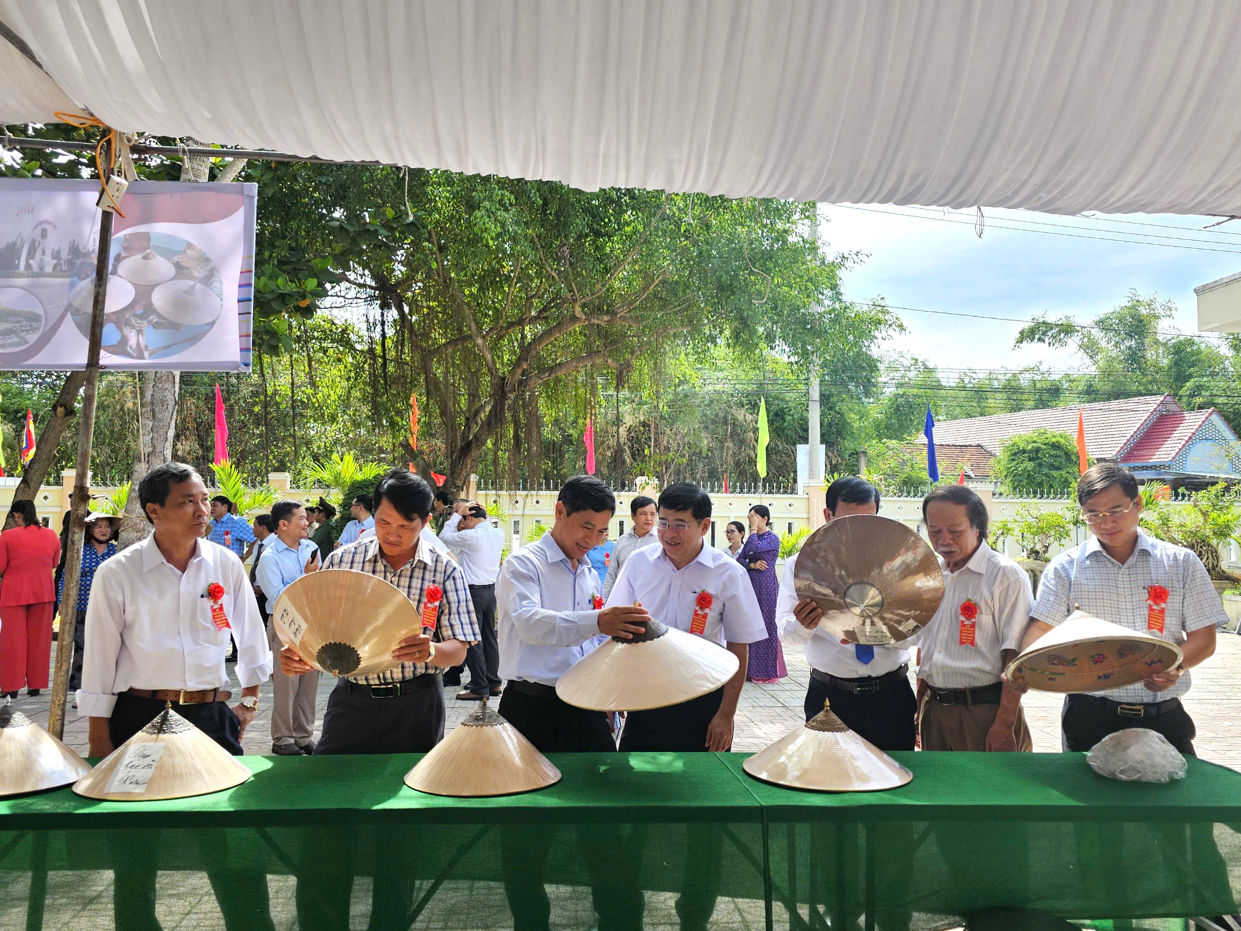 บิ่ญดิ่ญได้รับใบรับรองมรดกทางวัฒนธรรมที่จับต้องไม่ได้แห่งชาติ