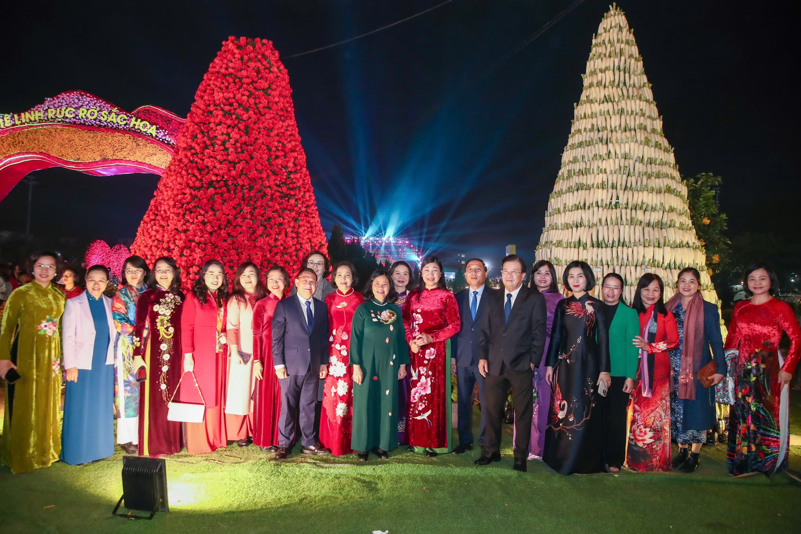 Pembukaan Festival Bunga Me Linh 2024 - foto 1
