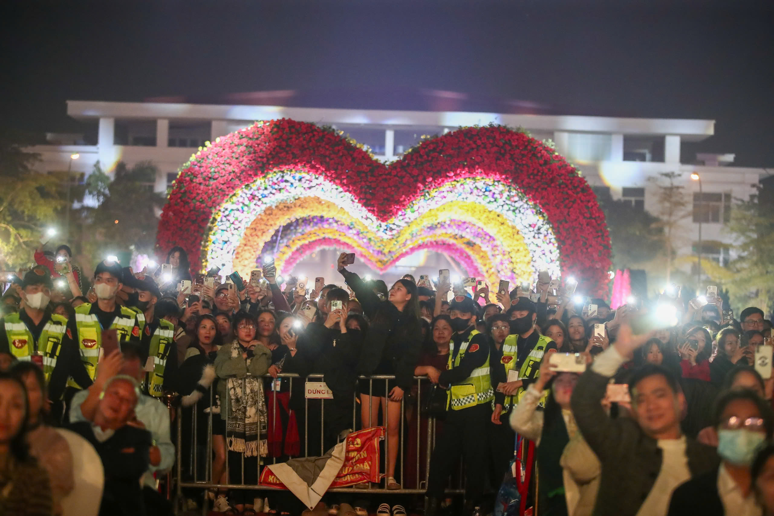Pembukaan Festival Bunga Me Linh 2024 - foto 4
