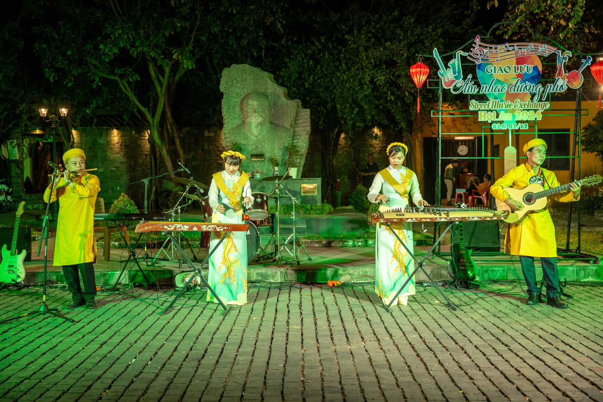 ព្រឹត្តិការណ៍ពិសេសដើម្បីអបអរសាទរខួបលើកទី 25 នៃទីក្រុងបុរាណ Hoi An ត្រូវបានទទួលស្គាល់ជាបេតិកភណ្ឌវប្បធម៌ពិភពលោក - រូបថត 9