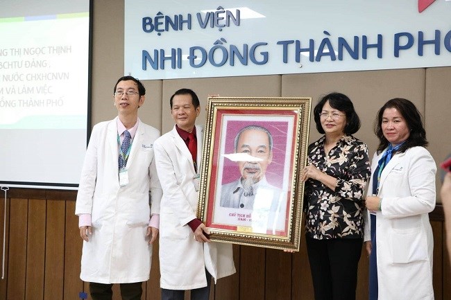 Phó Chủ tịch nước Đặng Thị Ngọc Thịnh thăm cặp song nhi sau ca phẫu thuật - ảnh 2