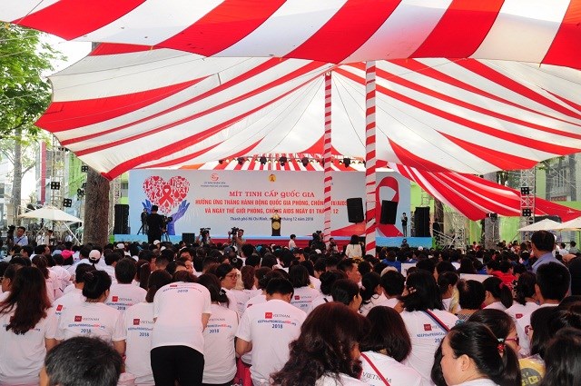 Hàng ngàn người tham dự Lễ mít tinh hưởng ứng Tháng hành động phòng chống HIV/AIDS - ảnh 1