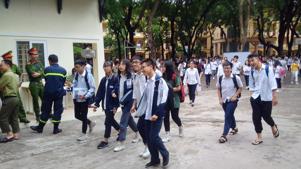 Thi vào lớp 10 công lập tại Hà Nội: Ngày đầu tiên với nhiều sắc thái - ảnh 3