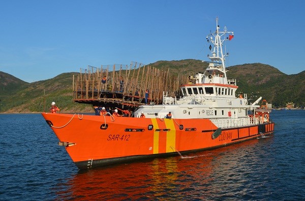 Tàu SAR 412 lai dắt thành công  tàu QNa 91468 TS và 49 thuyền viên trôi dạt trên vùng biển Hoàng Sa vào đất liền ngày 14.5