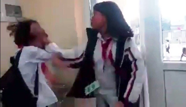 Quảng Ninh: Học sinh đánh nhau ngay trong lớp học, tạm đình chỉ thầy hiệu trưởng - ảnh 1