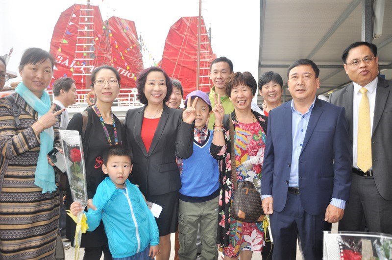 Quảng Ninh đón hàng chục vạn khách du xuân dịp tết Kỷ Hợi - ảnh 1