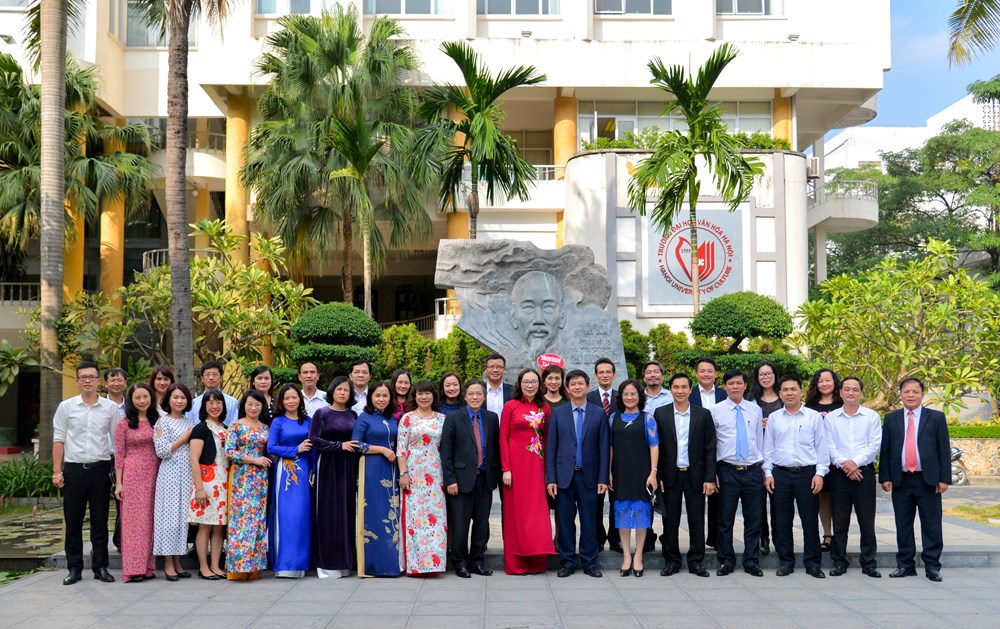 Thứ trưởng Lê Quang Tùng chúc mừng các thầy cô trường ĐH Văn hoá Hà Nội và trường Cao đẳng Du lịch Hà Nội - ảnh 1