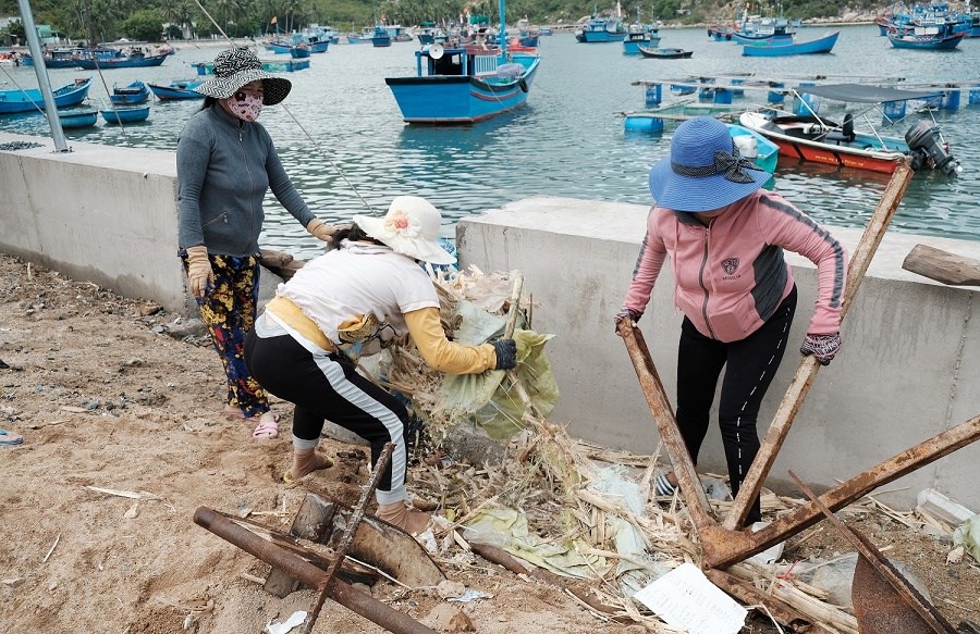 Khu du lịch vịnh Vĩnh Hy: Người dân tự nhặt rác, làm sạch rạn san hô - ảnh 2