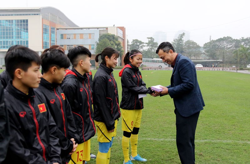 Lãnh đạo VFF chúc tết đội tuyển bóng đá nữ Việt Nam - ảnh 1
