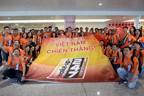 Hàng ngàn CĐV Việt Nam có mặt ở UAE cổ vũ thầy trò HLV Park - ảnh 1
