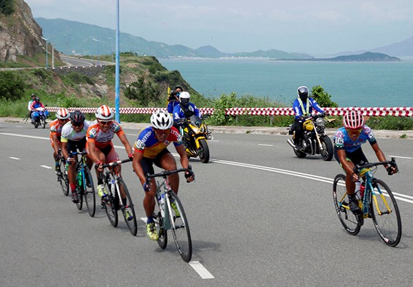 Chặng 9 cuộc đua xe đạp Nam Kỳ Khởi Nghĩa: Tập đoàn Lộc trời dẫn đầu đồng đội - ảnh 1