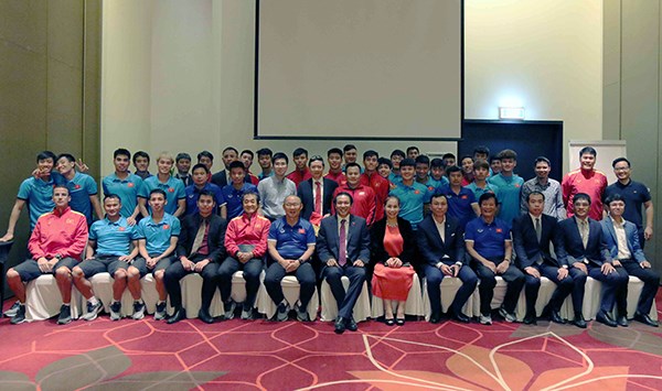 Đại sứ Việt Nam tại UAE thăm thầy trò HLV Park Hang Seo - ảnh 2