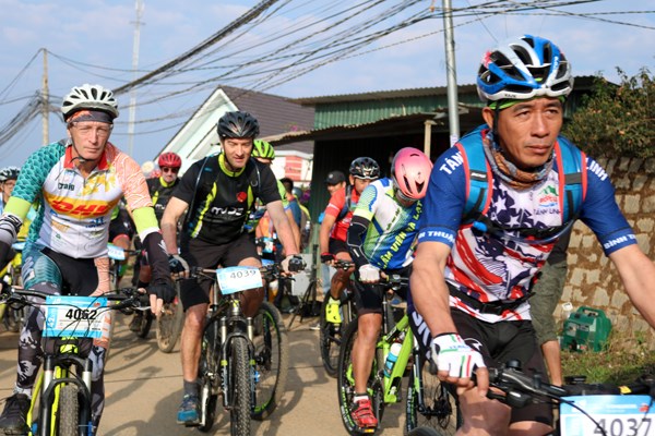 Đinh Văn Linh 3 năm liên tiếp về nhất giải xe đạp địa hình quốc tế - ảnh 1